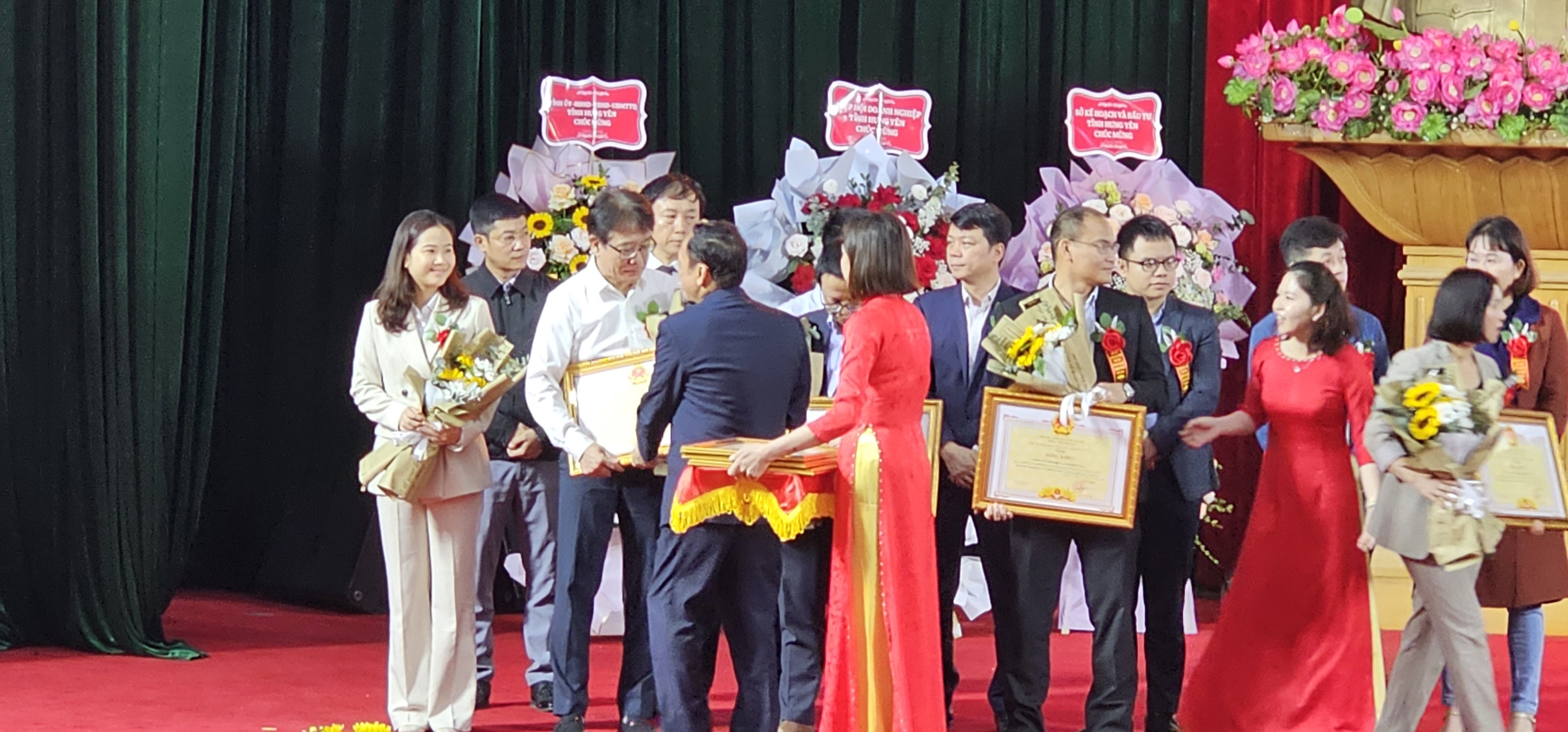 Tổng Giám Đốc công ty TNHH Sản xuất Bando (Việt Nam) nhận bằng khen của UBND tỉnh Hưng Yên ngày 13/04/2023